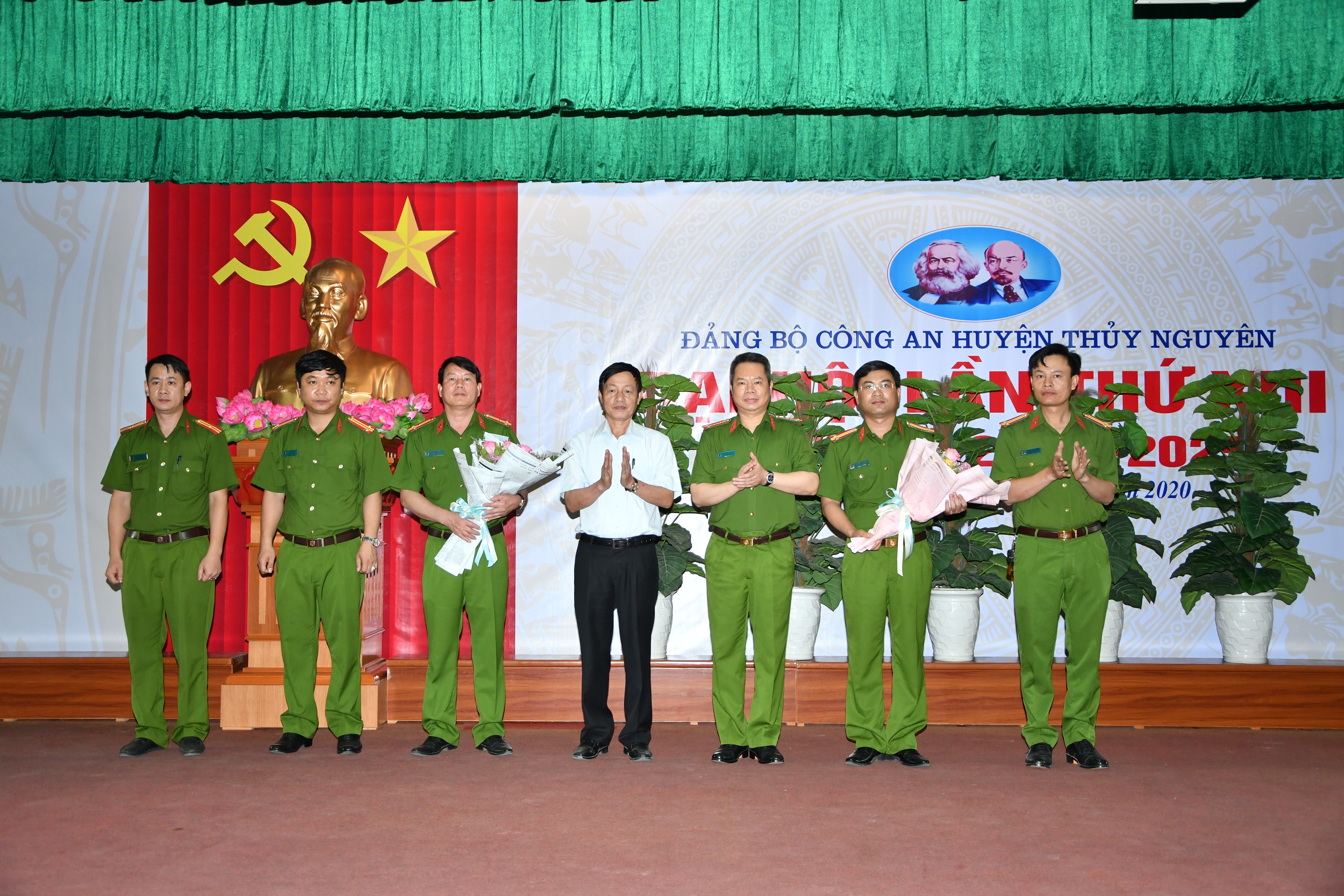 Khen thưởng Công an huyện Thủy Nguyên liên tiếp lập công, chủ động tấn công và trấn áp tội phạm